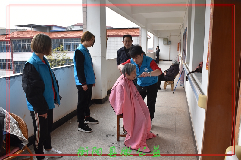 微公益志愿者携手美人记、美时美刻美容机构走进福利院义务理发