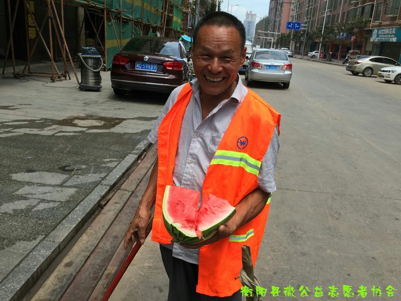 爱心西瓜甜到酷暑中“城市美容师”的心里